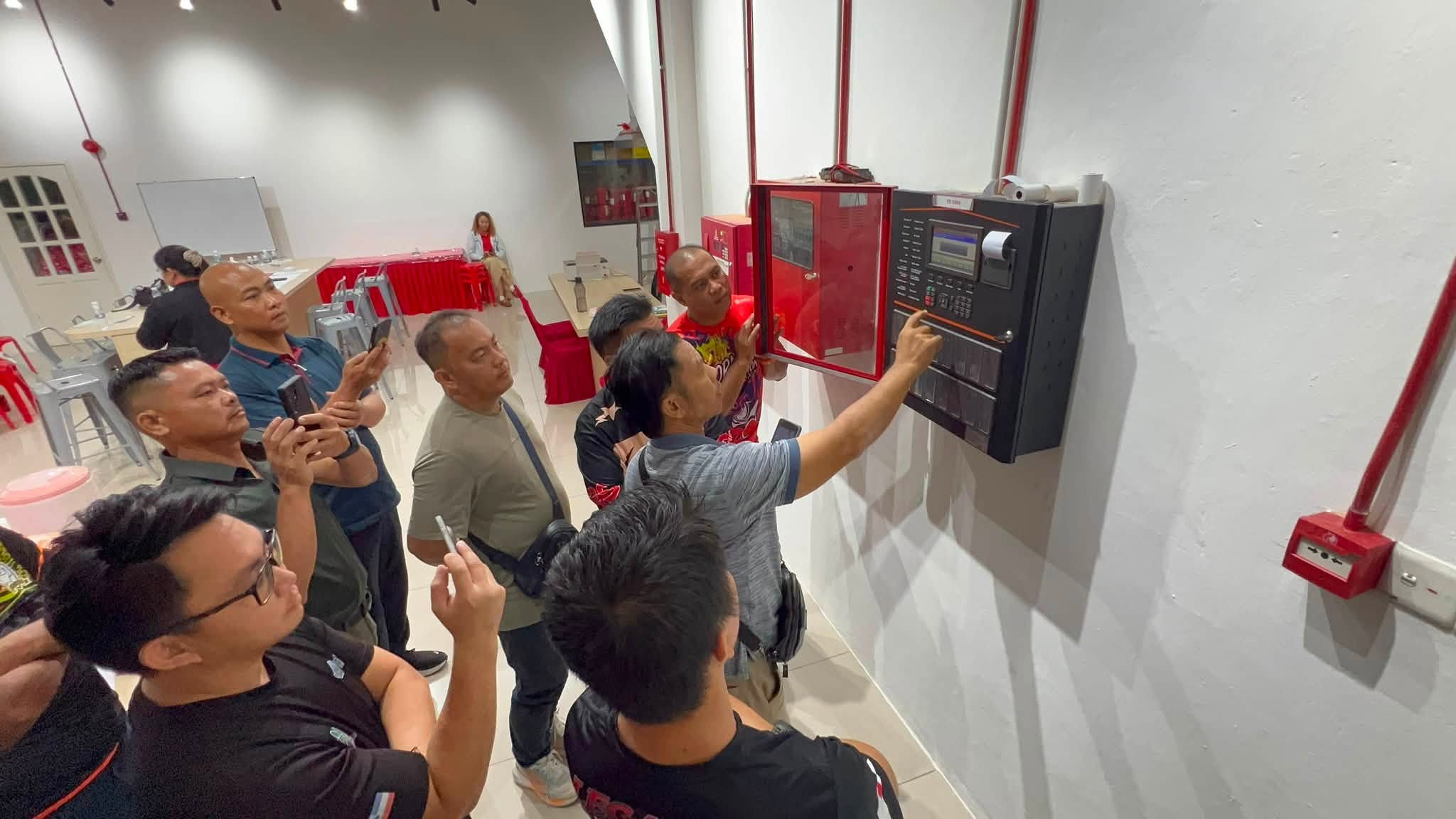 Trainer menerangkan 12 sistem pencegahan kebakaran bangunan kepada peserta.