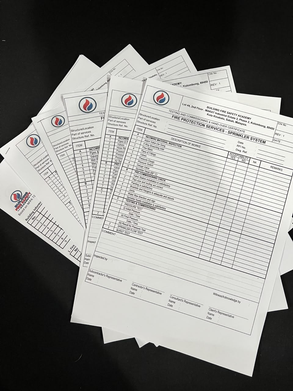 Peserta menggunakan checklist penyelenggaraan sistem pencegahan kebakaran.