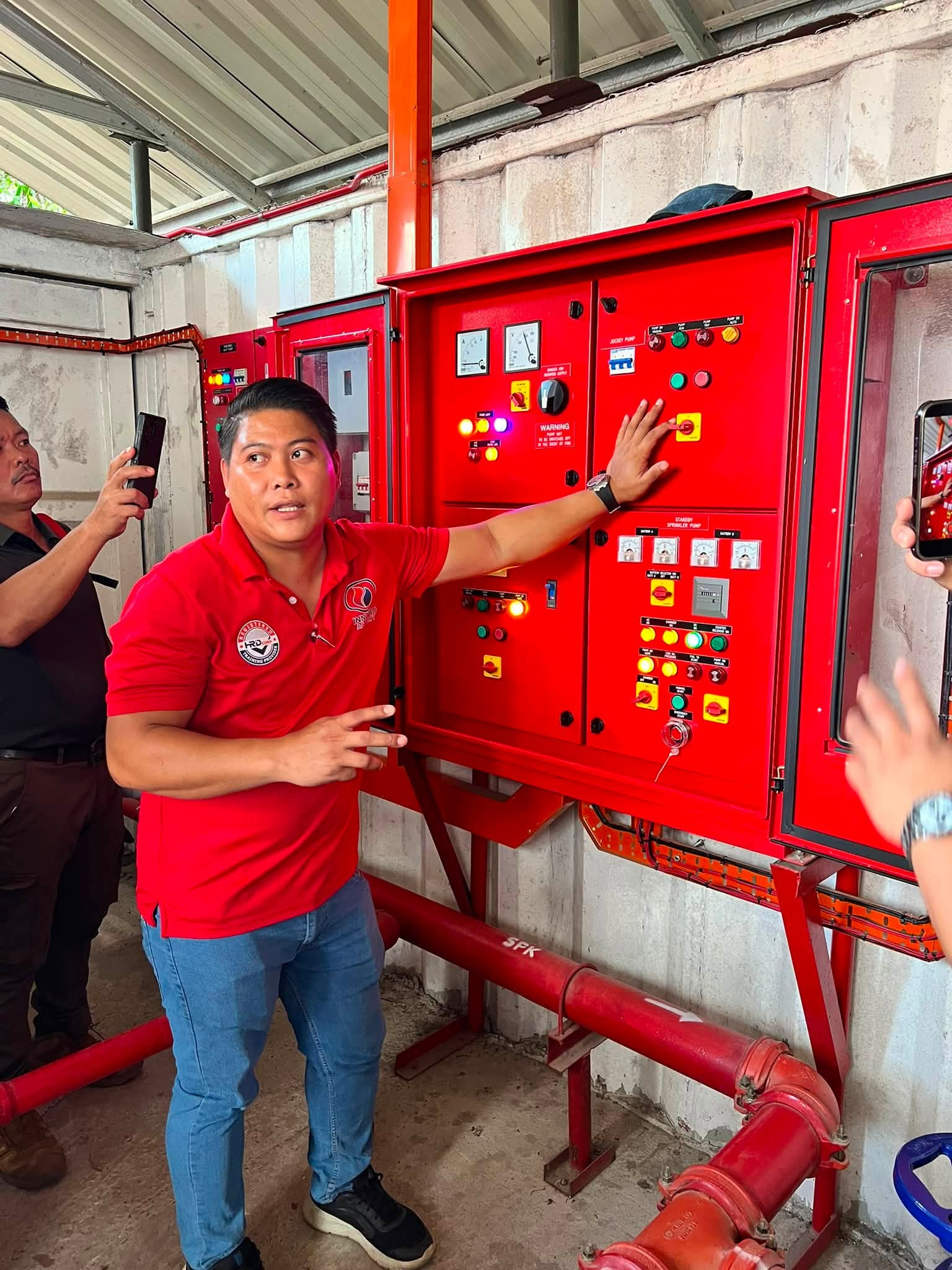 Trainer BFSA menerangkan panel sistem pencegahan kebakaran semasa sesi praktikal.